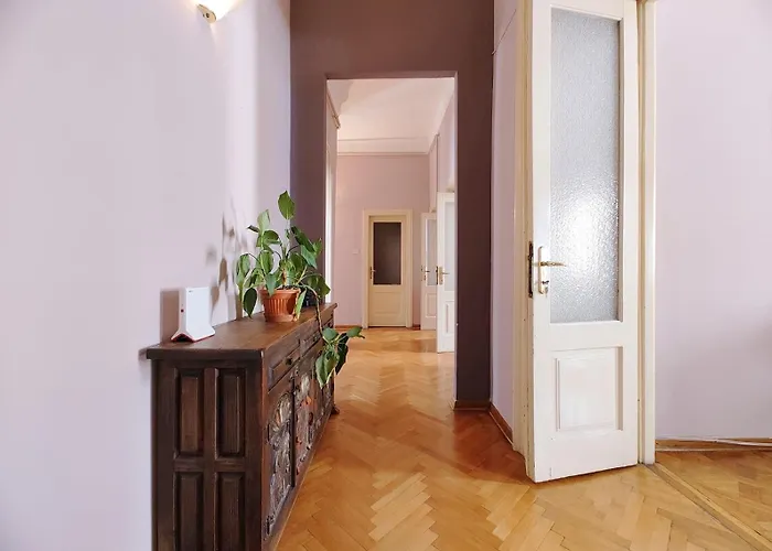 B7 Hostal